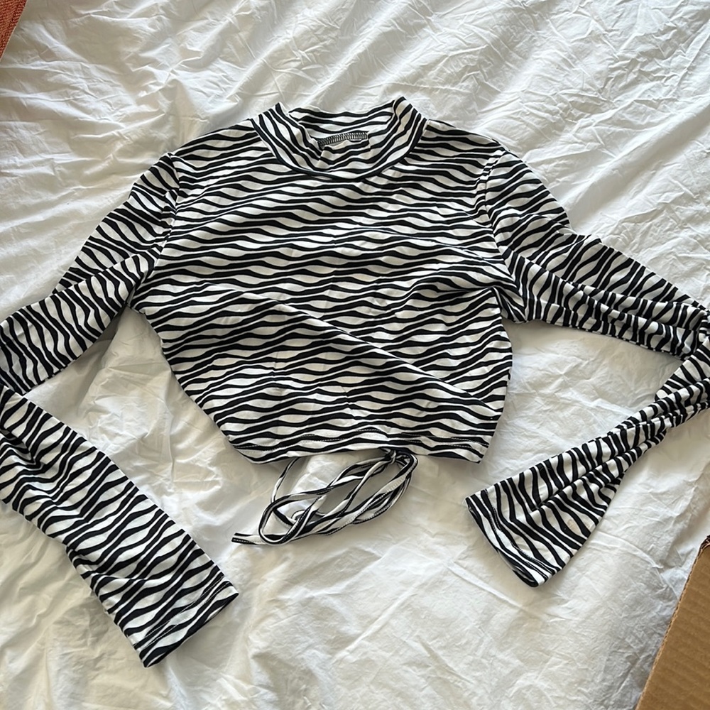Nicole Kwon Concepts black and wave wave print mock neck crop top